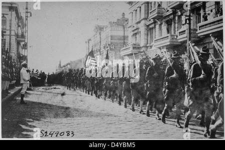 Während des Ersten Weltkriegs marschieren amerikanische Truppen in Wladiwostok vor dem Gebäude, das von tschechoslowakischen Stabsleuten besetzt wurde. Dieses historische Foto zeigt die internationale Militärpräsenz während des Krieges. Stockfoto