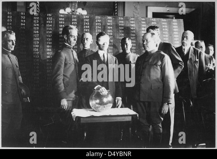 Zweiter Entwurf. Die erste gezogene Zahl war 246, und nahm aus der Urne von Sekretär des Krieges Baker. Stockfoto