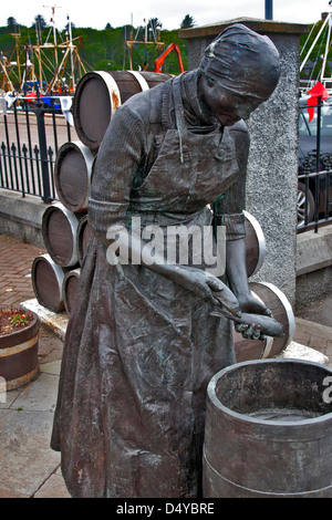 Die Statue Stornoway Hering Mädchen im Fischerhafen von Stornoway auf der Isle of Lewis, äußeren Hebriden, Schottland Stockfoto