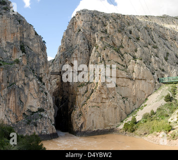 Caminito del Rey, der König wenig Weg, Gehweg entlang der steilen Wände, schmale Schlucht in El Chorro, Ardales, Andalusien, Spanien Stockfoto
