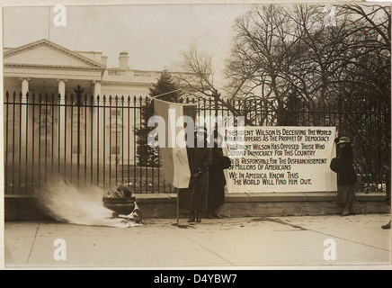 Frauenwahlrecht in Washington, District of Columbia. Suffragettes Lagerfeuer und Plakate im Weißen Haus, Washington, District of Columbia. Stockfoto