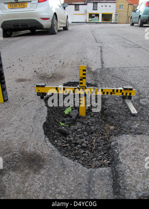 Schlaglöcher, mechanische Ausfälle, defektes Messinstrument, Untersuchung, Autofahrer, Fahrlässig, Schäden, Fahrzeuge, Personenschäden, Pflicht zur Instandhaltung der Autobahn. Stockfoto