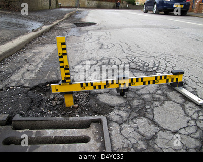 Schlaglöcher, mechanische Ausfälle, defektes Messinstrument, Untersuchung, Autofahrer, Fahrlässig, Schäden, Fahrzeuge, Personenschäden, Pflicht zur Instandhaltung der Autobahn. Stockfoto