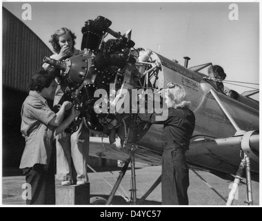 Frauen arbeiten auf einer Ebene im Army Air Corps Stockfoto