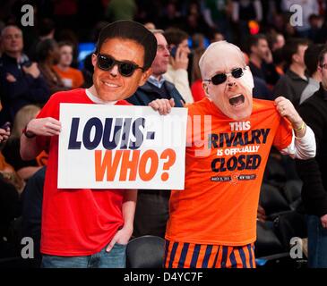 16. März 2013 - New York, New York, USA - 16. März 2013: Syracuse Fans während der Big East Meisterschaftsspiel zwischen der Louisville Cardinals und die Syracuse Orange im Madison Square Garden in New York City. Louisville besiegt Syrakus 78-61. Stockfoto