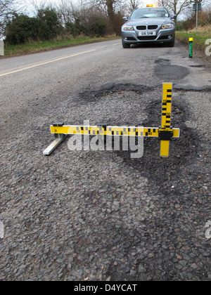 Schlaglöcher, mechanische Ausfälle, defektes Messinstrument, Untersuchung, Autofahrer, Fahrlässig, Schäden, Fahrzeuge, Personenschäden, Pflicht zur Instandhaltung der Autobahn. Stockfoto