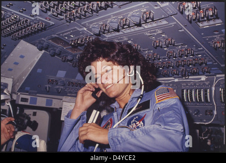 [Sally Ride] Amerikas erste Astronautin kommuniziert mit Bodenkontrollern vom Flugdeck während der sechstägigen Mission der Challenger. Stockfoto