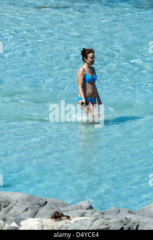 Frau zu Fuß in das Meer bei La Pelosa Strand Stintino Sardinien Stockfoto