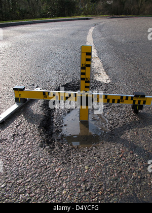 Schlaglöcher, mechanische Ausfälle, defektes Messinstrument, Untersuchung, Autofahrer, Fahrlässig, Schäden, Fahrzeuge, Personenschäden, Pflicht zur Instandhaltung der Autobahn. Stockfoto