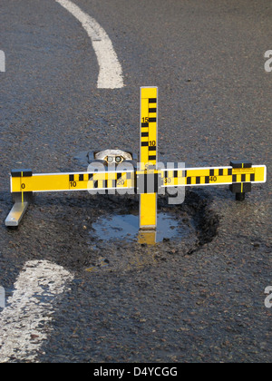 Schlaglöcher, mechanische Ausfälle, defektes Messinstrument, Untersuchung, Autofahrer, Fahrlässig, Schäden, Fahrzeuge, Personenschäden, Pflicht zur Instandhaltung der Autobahn. Stockfoto