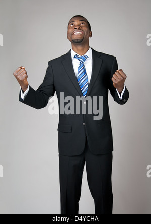 Emotionale afrikanische amerikanische Geschäftsmann schaut zum Himmel empor und beten in der Hoffnung. Stockfoto