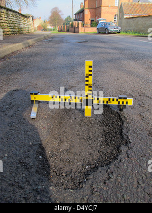 Schlaglöcher, mechanische Ausfälle, defektes Messinstrument, Untersuchung, Autofahrer, Fahrlässig, Schäden, Fahrzeuge, Personenschäden, Pflicht zur Instandhaltung der Autobahn. Stockfoto