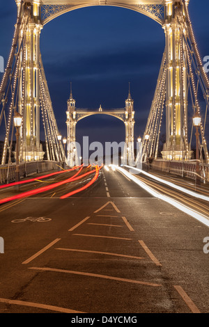 Albert-Brücke über den Fluss Themse in der Nacht, London, England Stockfoto