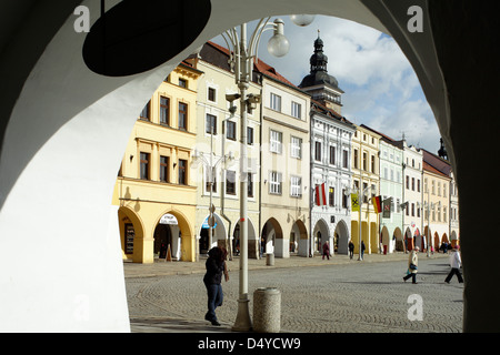 Ceske Budejovice, Tschechische Republik, Marktplatz mit dem schwarzen Turm im Hintergrund Stockfoto