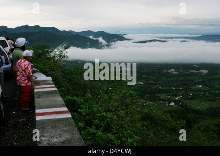 Nebel schleicht Acrodss Doon-Tal auf der Straße zwischen Dehradun und Mussoorie. Stockfoto