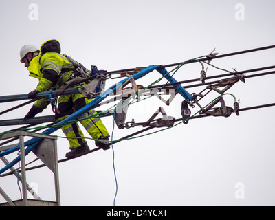 Arbeiter ersetzen alte Isolatoren auf eine hohe Spannung Stromkabel in Barrow auf steigen, Leicesterhsire, UK. Stockfoto