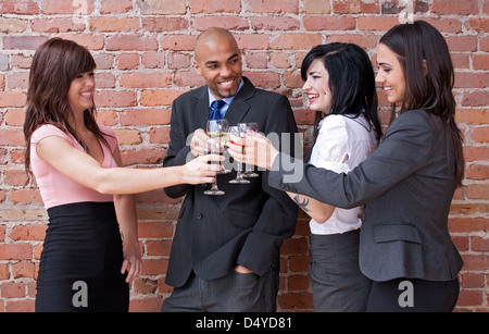 Prost! Die Jugendlichen trinken Wein, chatten und Spaß haben. Stockfoto