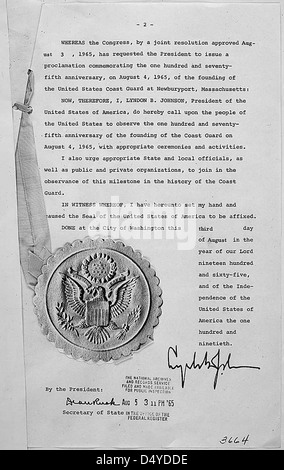 Eine Proklamation von Präsident Lyndon B. Johnson am 3. August 1965 zum 175. Jahrestag der Gründung der United States Coast Guard in Newburyport, Massachusetts. Stockfoto