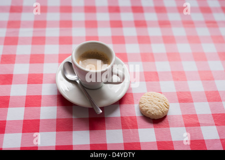 Espresso und einen Keks Stockfoto