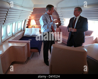 Präsident George W. Bush verleiht mit dem Chef des Weißen Hauses Andy Karte Dienstag, 11. September 2001, im Stateroom des Präsidenten an Bord der Luftwaffe eins. Foto von Eric Draper, mit freundlicher Genehmigung der George W. Bush Presidential Library Stockfoto