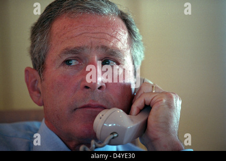 Präsident George W. Bush gibt am Dienstag, den 11. September 2001, während des Fluges von Sarasota zur Barksdale Air Force Base per Telefon Mitarbeiter von seinem Büro an Bord der Air Force One ab. Foto von Eric Draper, mit freundlicher Genehmigung der George W. Bush Presidential Library Stockfoto