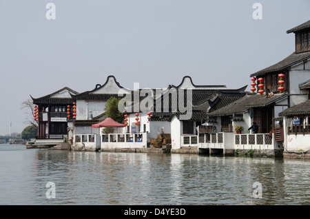 China, Stadtrand von Shanghai. Antiken Dorf Zhujiajiao. Typische Flussufer Häuser. Stockfoto