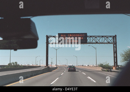 Ein Autobahnschild lautet: "Alle Überfahrten nach New York geschlossen" Dienstag, 11. September 2001. Foto von Paul Morse, mit freundlicher Genehmigung der George W. Bush Presidential Library Stockfoto