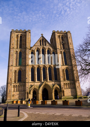 Das Äußere von Ripon Cathedral in North Yorkshire ist eine großartige Struktur, die Gläubigen seit Jahrhunderten zu dieser kleinen Stadt gezogen hat, Stockfoto