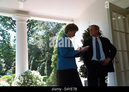 Präsident George W. Bush verleiht Karen Hughes Mittwoch, 12. September 2001 auf der Kolonnade des Weißen Hauses. Foto von Eric Draper, mit freundlicher Genehmigung der George W. Bush Presidential Library Stockfoto