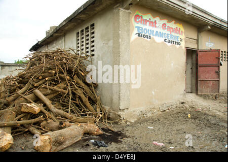 5. März 2013 gestapelt - Cap-Haitien, Haiti - 5. März 2013, Cap Haitien, Haiti - Holz außerhalb einer Bäckerei in der Stadt Cap Haitien, Haiti. Viele Bäckereien in Haiti Antworten noch Brennholz um ihre massive Öfen heizen die großflächige Entwaldung auf der Insel beigetragen hat. (Kredit-Bild: © David Snyder/ZUMAPRESS.com) Stockfoto