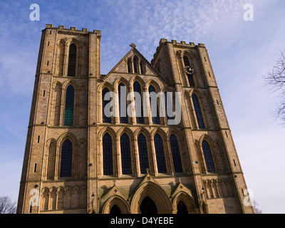 Das Äußere von Ripon Cathedral in North Yorkshire ist eine großartige Struktur, die Gläubigen seit Jahrhunderten zu dieser kleinen Stadt gezogen hat, Stockfoto