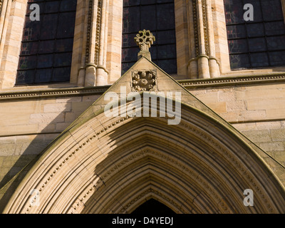 Das Äußere von Ripon Cathedral in North Yorkshire ist eine großartige Struktur, die Gläubigen seit Jahrhunderten zu dieser kleinen Stadt gezogen hat, Stockfoto