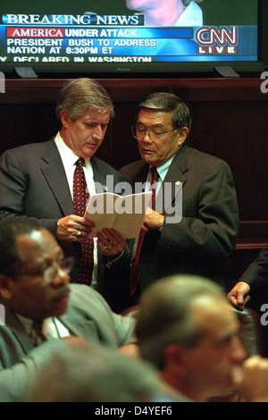 Ein Foto vom 11. September 2001, das den Stabschef des Weißen Hauses Andy Card und den Verkehrsminister Norman Mineta im Roosevelt Room vor Präsident George W. Bushs Ansprache an die Nation zeigt. Das Bild zeigt den kritischen Moment in der Geschichte der USA. Stockfoto