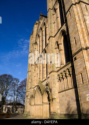 Das Äußere von Ripon Cathedral in North Yorkshire ist eine großartige Struktur, die Gläubigen seit Jahrhunderten zu dieser kleinen Stadt gezogen hat, Stockfoto