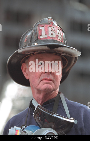 Der pensionierte Feuerwehrmann Bob Beckwith wird am 14. September 2001, nach dem Zusammenbruch des World Trade Centers, im Ground Zero in New York City fotografiert, was die Tragödie und Widerstandsfähigkeit der Stadt symbolisiert. Stockfoto