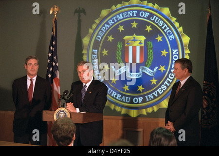 Am 25. September 2001 sprach Präsident George W. Bush während eines Besuchs im FBI-Hauptquartier in Begleitung von FBI-Direktor Robert Mueller und Generalstaatsanwalt John Ashcroft vor den Medien. Stockfoto