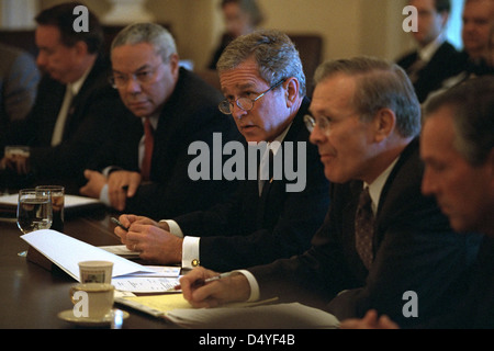 Ein Foto vom 11. Oktober 2001, das das Treffen von Präsident George W. Bush mit seinem Kabinett im Weißen Haus zeigt. Das Bild umfasst US-Außenminister Colin Powell und Verteidigungsminister Donald Rumsfeld, die in den ersten Monaten der Bush-Regierung wichtige Themen erörterten. Stockfoto