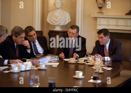 Ein historisches Foto vom 29. Oktober 2001, das wichtige US-Regierungsbeamte – FBI-Direktor Robert Mueller, CIA-Direktor George Tenet, Generalstaatsanwalt John Ashcroft und Homeland Security Director Tom Ridge – während eines Treffens im Kabinettsraum des Weißen Hauses nach den Anschlägen vom 11. September zeigt. Stockfoto