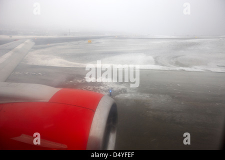 Blick aus Flugzeug Fenster über Schnee bedeckt neblig und Landebahn in Tromso Norwegen Europa Stockfoto