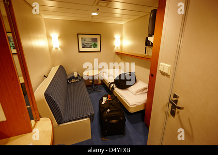 Gepäck deponiert in kleinen Passagier Innenkabine Deck auf Hurtigruten-Passagierschiff Tromso Troms-Norwegen-Europa Stockfoto