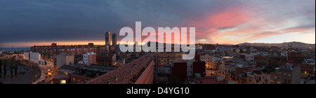 Abendliches Stadtpanorama Barcelona Stadt mit den Mapfre und Art Hotel Port Olympic Türmen. Montjuic im Hintergrund. Barcelona, Spanien. Stockfoto