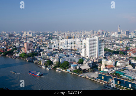 Thailand, Bangkok. Die Innenstadt von Bangkok Skyline Blick mit Fluss Chao Phraya. Stockfoto