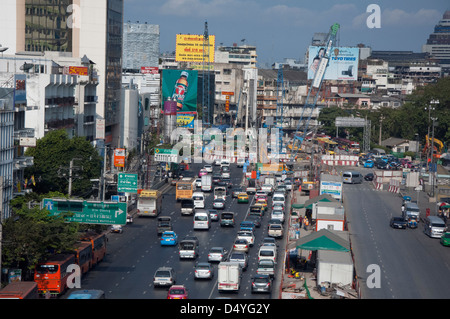 Thailand, Bangkok. Typische downtown Bangkok Stadt Straßenansicht. Stockfoto