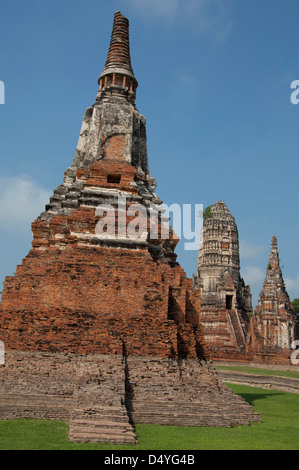 Thailand, Bangkok. Ayutthaya, Wat Chaiwatthanaram Kloster. Chedi Tempel mit Prang Tempel in Ferne. UNESCO Stockfoto