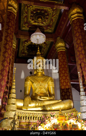 Thailand, Ayutthaya. Wat Na Phramane (aka Wat Naphrameru) Bronze Guss sitzenden Buddha in Gold bedeckt. Stockfoto