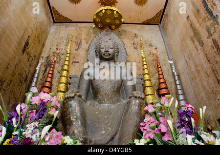 Thailand, Ayutthaya. Wat Na Phramane (aka Wat Naphrameru) 500 Jahre alten Stein Buddha Bild in Sitzhaltung. UNESCO Stockfoto