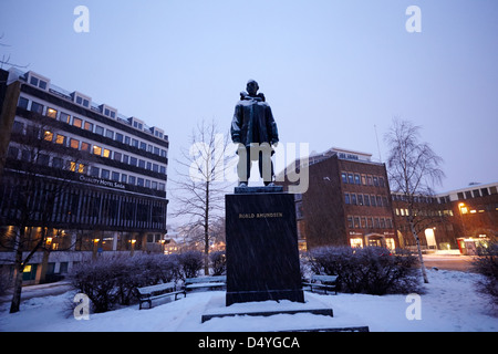 Explorer-Roald Amundsen-Statue im Schnee in der Nacht in Tromso Troms-Norwegen-Europa Stockfoto