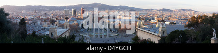 Skyline von Barcelona am Abend vom MNAC Museum (Museu Nacional d'Art de Catalunya). Barcelona, Spanien. Stockfoto