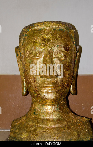 Thailand, Ayutthaya. Phra Mongkonbophit. Alten Stein Buddha-Kopf in kleine Quadrate von Blattgold bedeckt. UNESCO Stockfoto