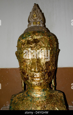 Thailand, Ayutthaya. Phra Mongkonbophit. Alten Stein Buddha-Kopf in kleine Quadrate von Blattgold bedeckt. UNESCO Stockfoto